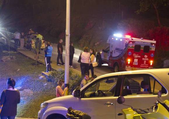Foto: Edwin Bustamante - Seg&#250;n la Secretar&#237;a de Movilidad, hay cierre de la calle 10E con carrera 25 y la calle16, adjunta al Hotel Intercontinental. Se recomienda a los conductores tomar v&#237;as alternas.