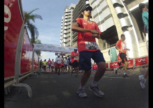 Esteban Jaramillo y Sebastián Salazar - Más de 10 mil competidores se dieron cita en esta histórica cita deportiva que se corría en las modalidades de 5, 10, 21 y 42 kilómetros.