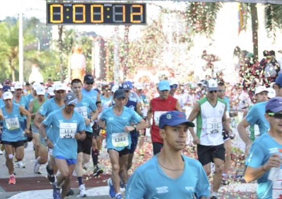 Esteban Jaramillo y Sebastián Salazar - Más de 10 mil competidores se dieron cita en esta histórica cita deportiva que se corría en las modalidades de 5, 10, 21 y 42 kilómetros.