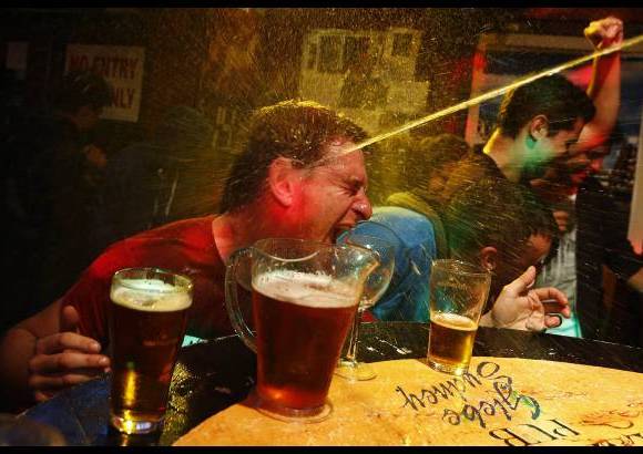 Reuters - Un hombre es salpicado con agua despu&#233;s de ganar una carrera de cangrejos en un pub en el centro de Sydney. Los eventos son muy populares sobre todo entre los visitantes extranjeros que apuestan por el resultado para ganar camisetas o vasos de cerveza.