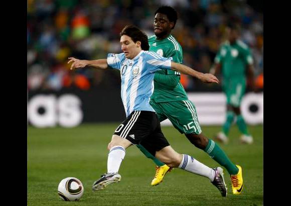 Reuters - Messi causó estragos con su gambeta enloquecida y fue figura. Arañó varias veces el gol, pero tropezó con una actuación monumental del arquero Vincent Enyeama, que le ahogó el festejo en cuatro ocasiones con grandes atajadas.