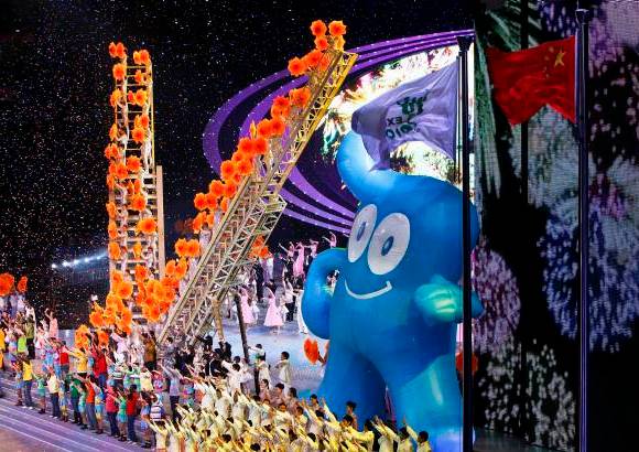 AP - Con dos copias gigantes de Haibao, la mascota de la Expo, y una enorme escalera en forma de letra V, por la "victoria" de haber batido todos los récords previstos, los chinos culminaron su despedida.