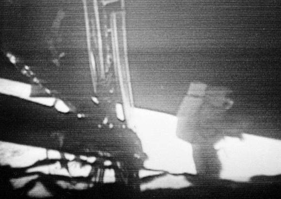 AP - NASA - 20 de julio de 1969. Imagen tomada de un monitor de televisión. El comandante del Apolo 11, Neil Armstrong, fue el primero en salir del módulo lunar, Eagle, en la superficie de la Base de la Tranquilidad.