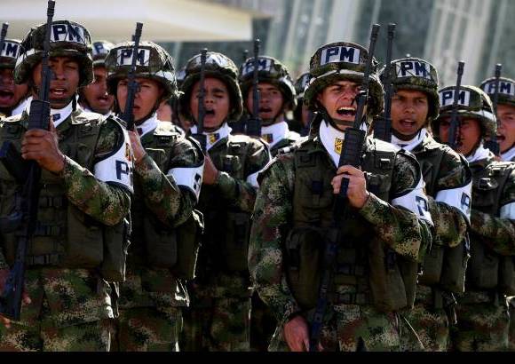 Jaime P&#233;rez - Paradas militares y homenajes al tricolor nacional se vivieron en Medell&#237;n.