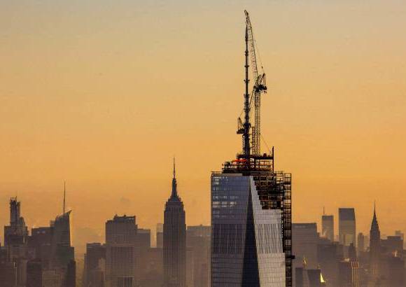 Reuters - &quot;Hoy es un d&#237;a de orgullo para nuestra ciudad y nuestro estado al coronar el One World Trade Center. Un hito que simboliza el resurgimiento y la resistencia de nuestro estado y de nuestra naci&#243;n&quot;, afirm&#243; el gobernador de Nueva York, Andrew Cuomo.