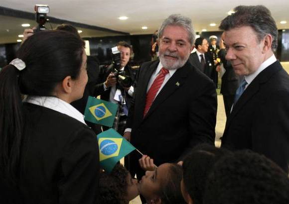 AP - Con banderas de Brasil se dio la bienvenida al mandatario colombiano, quien realiza su primera visita al exterior como Jefe de Estado.