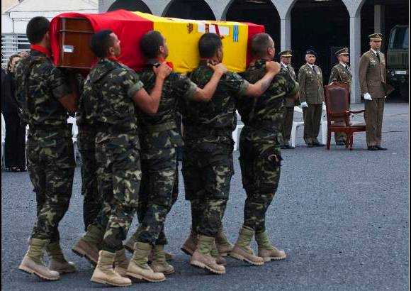 Reuters - El sargento Manuel Argudin, de 34 a&#241;os, y la soldado Niyireth Pineda, colombiana de 31 a&#241;os, fallecieron el domingo al estallar una bomba al paso del veh&#237;culo blindado Lince en el que viajaban.