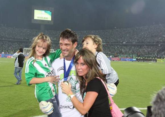 Donaldo Zuluaga - Gast&#243;n Pezzuti festej&#243; en la cancha su primer t&#237;tulo en Colombia con sus dos hijos y la esposa. Fuera del estadio tambi&#233;n celebr&#243; con sus padres.