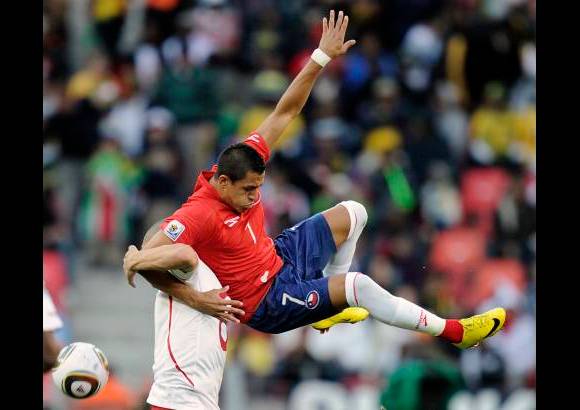 AP - El seleccionado chileno, al igual que frente a Honduras, volvió a errar continuas ocasiones de gol. Mientras, Suiza, cuando pudo empatar el cierre, falló en plena área rival con un remate apenas desviado del atacante Eren Derdiyok.