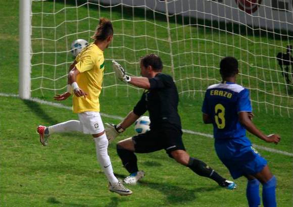 Reuters - Brasil, que hab&#237;a tenido un desempe&#241;o irregular en sus empates 0-0 con Venezuela y 2-2 con Paraguay, finalmente sac&#243; a relucir su casta de pentacampe&#243;n mundial.