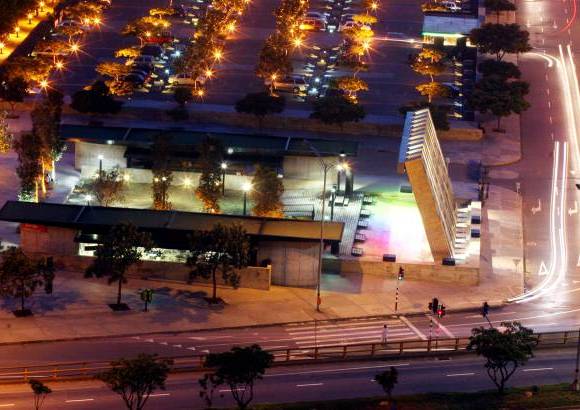 FOTO EL COLOMBIANO - El Parque de los Pies Descalzos es un lugar para el encuentro ciudadano, el sano esparcimiento y la comuni&#243;n con la naturaleza. Fue inaugurado el 7 de diciembre de 1998 y forma parte de los programas de recuperaci&#243;n arquitect&#243;nica y urban&#237;stica desarrollados por las Empresas P&#250;blicas de Medell&#237;n.