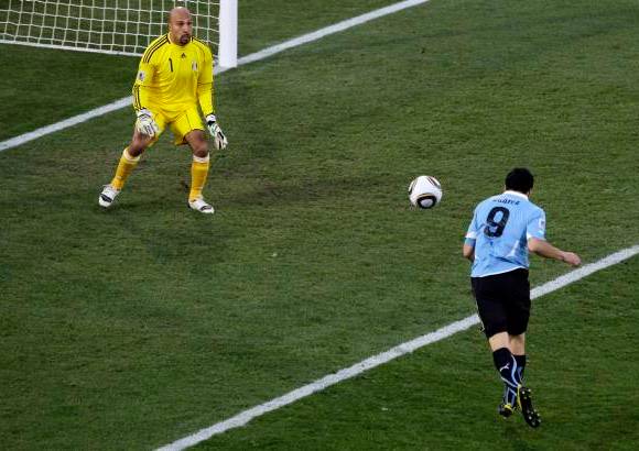 AP - Uruguay se impuso con un gol de Luis Su&#225;rez a los 43 minutos del partido disputado en el estadio Royal Bafokeng de Rustenburg y cerr&#243; su participaci&#243;n en la zona con siete puntos tras dos victorias y un empate en sus tres presentaciones.