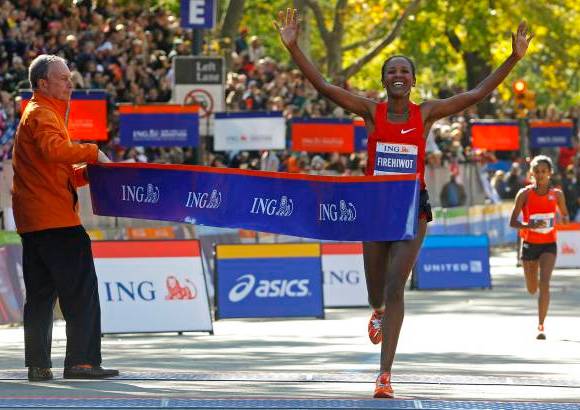 Reuters - En categoría femenina la etíope Firehiwot Dado, debutante en la Gran Manzana aunque tres veces ganadora en Roma, batió en los dos últimos kilómetros, con una marca de 2h23:15, a la favorita, la keniana Mary Keitany, que había hecho sola en cabeza casi toda la prueba y al final quedó tercera, por detrás de la también etíope Buzunesh Deba.
