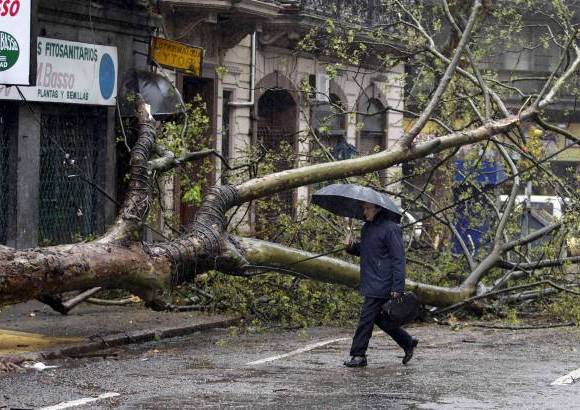 Reuters - Para otros departamentos como Colonia, San Jos&#233;, Soriano, R&#237;o Negro, Lavalleja y Treinta y Tres, en el litoral oeste y centro del pa&#237;s, la alerta es de &quot;color naranja&quot; porque tambi&#233;n se esperan vientos fuertes pero de menor intensidad, de entre 75 y 120 kil&#243;metros por hora.