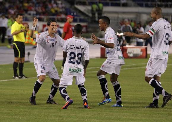 Colprensa - El paraguayo, Jorge Daniel Castro (izquierda), fue la figura del Once Caldas. Anot&#243; los dos goles del equipo manizalita y la ventaja parcial en el encuentro de este domingo.