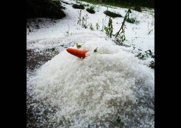 Foto: Weimar Rold&#225;n - Algunos se atrevieron a hacer mu&#241;ecos de nieve y otras figuras tras la granizada.