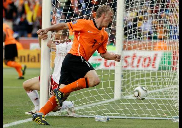 AP - Dirk Kuyt puso cifras definitivas a los 85 minutos tras empujar al fondo una pelota que hab&#237;a rebotado en el poste tras un remate de Eljero Elia.