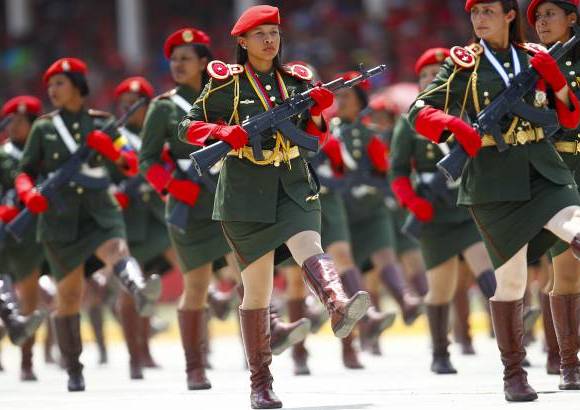 REUTERS - Un desfile militar en Caracas conmemor&#243; el primer aniversario de la muerte del expresidente de Venezuela Hugo Ch&#225;vez.