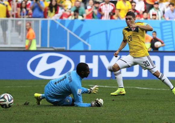 Reuters - Con el gol, Costa de Marfil inclin&#243; la cancha contra David Ospina, pero en una error de la defensa, James recuper&#243; el bal&#243;n, se la toc&#243; a Teo, quien dej&#243; solo a Quintero contra el arquero Barry, para que el juvenil definiera perfecto y le aumentara la ventaja.