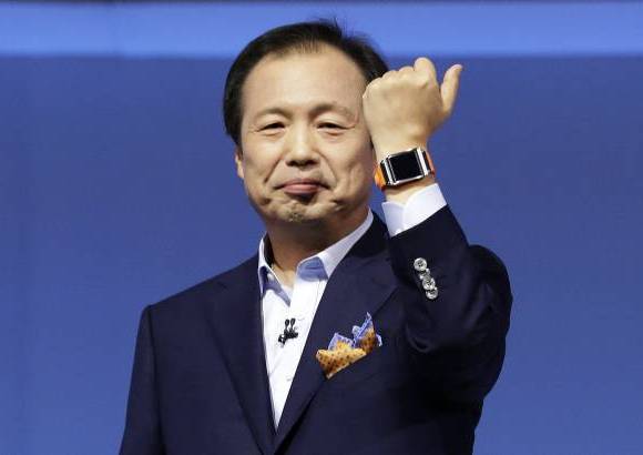 Reuters - Shin Jong-kyun, Presidente y CEO de Samsung presenta el reloj Galaxy Gear.