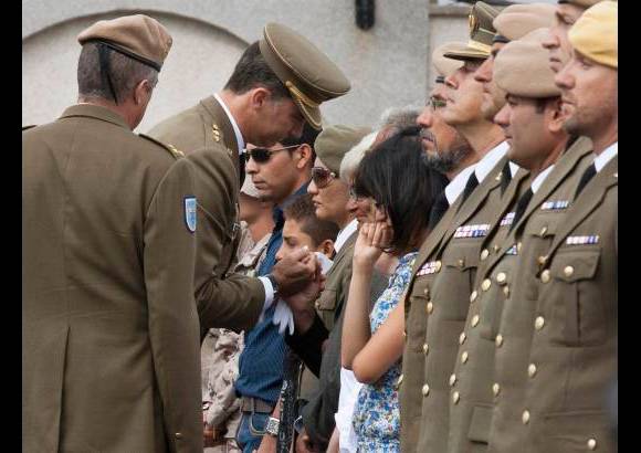 Reuters - El Pr&#237;ncipe Felipe presidi&#243; funeral por los militares muertos en Afganist&#225;n y acompa&#241;&#243; a las familias.