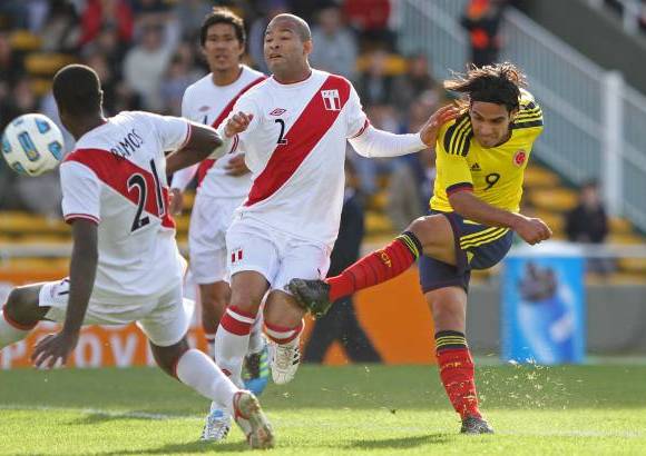 AP - Per&#250; se clasific&#243; con goles de Carlos Lobat&#243;n y Juan Vargas a los 101 y 111 minutos, respectivamente.