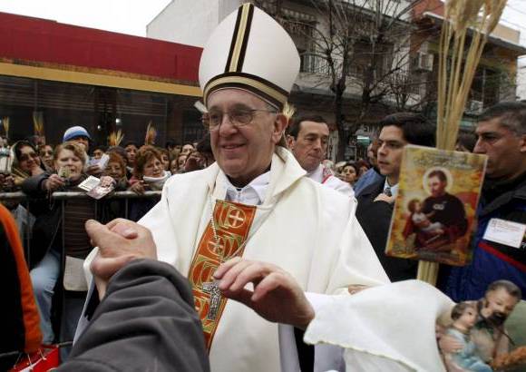 REUTERS - Emprendamos un camino de amor y confianza en todo el mundo&quot; dijo el nuevo Papa en su primer mensaje a todos los fieles, que aguardaban por su aparici&#243;n en el balc&#243;n de las bendiciones.