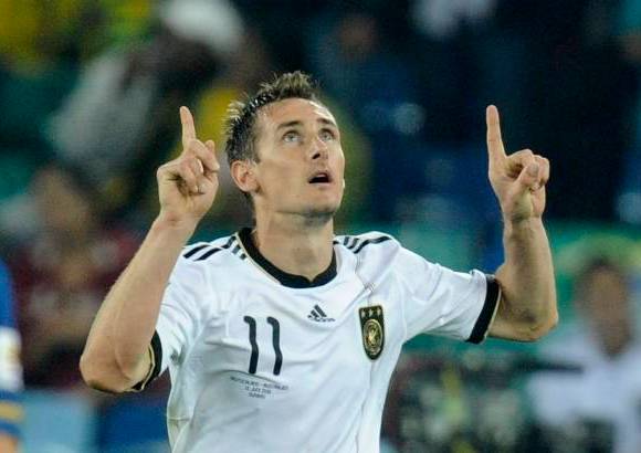 AP - Miroslav Klose trep&#243; el domingo al quinto lugar en la tabla al marcar de cabeza a los 26 minutos en la goleada 4-0 de Alemania a Australia. Fue su und&#233;cimo gol en tres mundiales y lo dej&#243; a cuatro del l&#237;der de la tabla hist&#243;rica, el brasile&#241;o Ronaldo, quien tiene 15.