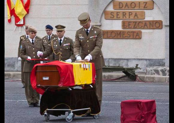 Reuters - El heredero de la Corona espa&#241;ola impuso, a t&#237;tulo p&#243;stumo, la cruz del m&#233;rito militar con distintivo rojo al sargento Manuel Argud&#237;n y la soldado de origen colombiano Niyireth Pineda.