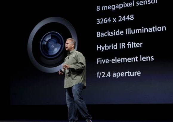 AP - Tiene una c&#225;mara de 8 megapixeles, que cuenta con una &#243;ptica avanzada que logra capturar un 40 por ciento m&#225;s r&#225;pida la imagen.