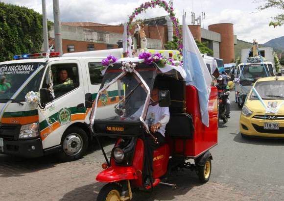 FOTO R&#211;BINSON S&#193;ENZ - Como cada 16 de julio, D&#237;a de la Virgen del Carmen, conductores desfilaron con su patrona por varios puntos de Medell&#237;n. Decenas de veh&#237;culos, como buses, carros y motos, circularon entre las terminales del Sur y del Norte de la ciudad.