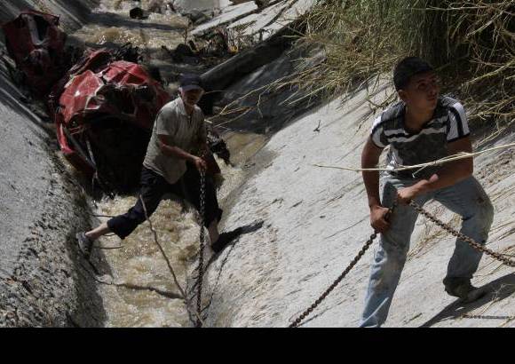 Henry Agudelo - Este fue el cuarto carro que se llev&#243; la fuerte corriente. En ella desaparecieron un Aveo, un Renault y un Mazda.