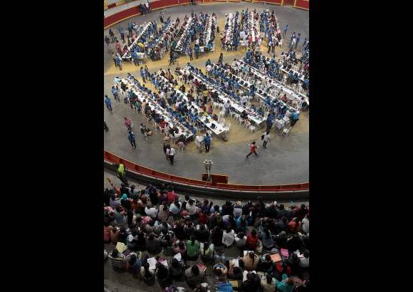 Foto R&#243;binson Saenz - Los beneficiados deben esperar en las gradas antes del tr&#225;mite.