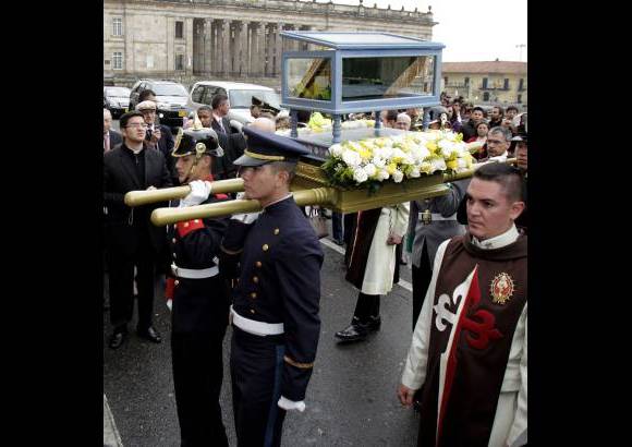 Ra&#250;l Palacios-Colprensa - Feligreses acudieron este viernes a la Catedral Primada de Bogot&#225; para contemplar un relicario de bronce con gotas de sangre del beato Juan Pablo II y buscar ante &#233;l la sanaci&#243;n.