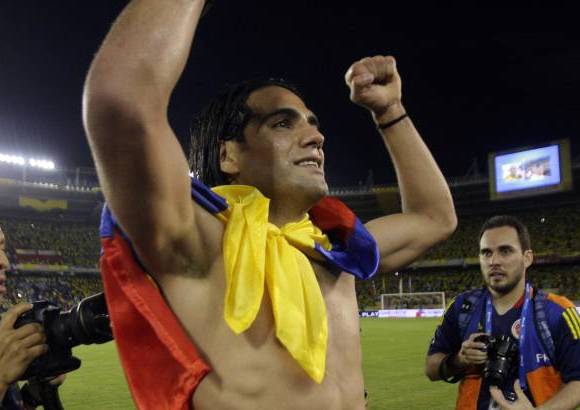 Colprensa - Y as&#237; fue, porque el envi&#243;n an&#237;mico fue el ideal, para que Colombia se acercara a la gloria y de nuevo apareci&#243; James dentro del &#225;rea, fue derribado, el penal lo cobr&#243; el juez de l&#237;nea y de nuevo el Tigre, Falcao Garc&#237;a, rugi&#243; para darle el empate, el punto y la clasificaci&#243;n a Colombia al Mundial.