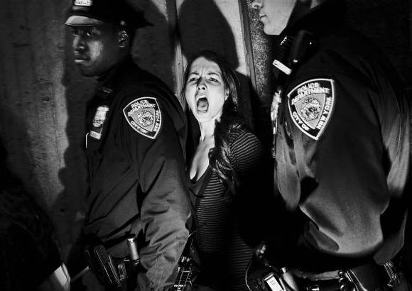Reuters - El polaco Tomasz Lazar qued&#243; en segundo lugar en la categor&#237;a Personas en las noticias, con este arresto de una manifestante en Harlem, Nueva York.