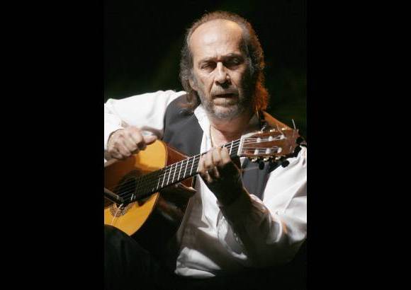 Reuters - Toc&#243; con personajes de la m&#250;sica como Carlos Santana, Pedro Iturralde, Chick Corea, John McLaughlin, Al Di Meola y Larry Coryell.