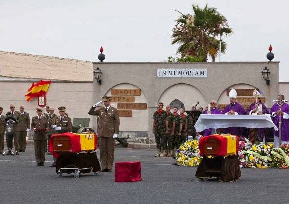 Reuters - El funeral por el sargento Manuel Argud&#237;n y la soldado de origen colombiano Niyireth Pineda, fallecidos en Afganist&#225;n en un atentado el pasado domingo.