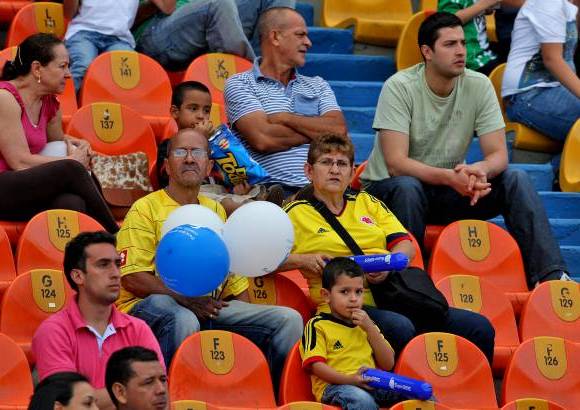 Juan Antonio S&#225;nchez - A pesar de la cantidad de figuras que ofrecieron el espect&#225;culo en el D&#237;a del F&#250;tbol Antioque&#241;o, el p&#250;blico no lleg&#243; en la cantidad esperada. El partido central qued&#243; 3-2 a favor de los dirigidos por Pedro Sarmiento. Envigado e Itag&#252;&#237; empataron 0-0 y la belleza se hizo presente con las Diosas del F&#250;tbol, que participaron de la previa de los encuentros. El dinero recaudado se destinar&#225; a la Unidad de Neonatos del San Vicente de Paul.
