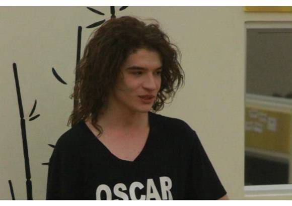 Cortes&#237;a Canal RCN - Las tensiones en la Casa Estudio alteran los nervios de &#211;scar. El joven vot&#243; en el cara a cara por Jhoan, una decisi&#243;n que Diana X y Andrea le recriminaron despu&#233;s. &#211;scar sufre una crisis nerviosa que no puede manejar y por disposici&#243;n m&#233;dica debe, de nuevo decir adi&#243;s al reality. En su reemplazo, &#243;Scar eligi&#243; a...