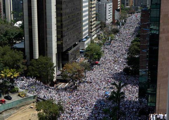 Reuters - Miles de partidarios de Leopoldo L&#243;pez inundaron las principales avenidas de Caracas en una manifestaci&#243;n antes de que &#233;l se entregara a las autoridades.