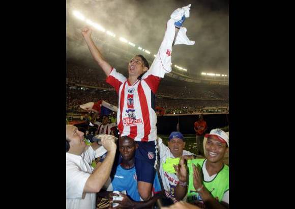 Colprensa - El volante creativo Giovanny Hern&#225;ndez, figura del Atl&#233;tico Junior, celebra la nueva conquista.