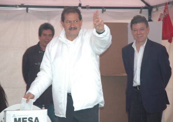Cristian Castillo-Colprensa - El candidato vicepresidencial por el partido de la U, Angelino Garz&#243;n, ejerci&#243; el derecho al voto este domingo, acompa&#241;ado de su formula a la presidencia, Juan Manuel Santos.