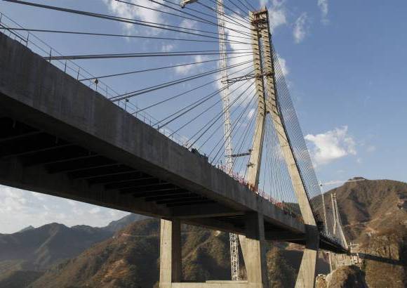 Reuters - Con capacidad para cuatro carriles y 152 tirantes de acero, el puente permite cruzar la Sierra Madre Occidental, una cadena monta&#241;osa que atraviesa todo el oriente de M&#233;xico.