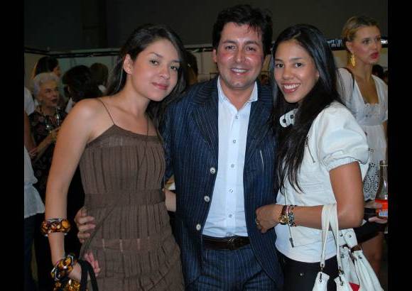 Cortes&#237;a C&#225;mara l&#250;cida - Camila Sierra, Juan Carlos Giraldo, subdirector de la revista Fucsia y Ana Sierra.