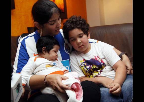 Julio César Herrera - Andreína con sus hijos Daniel Alejandro y Dana, los amores del Fredy, uno de los motores del Porto.