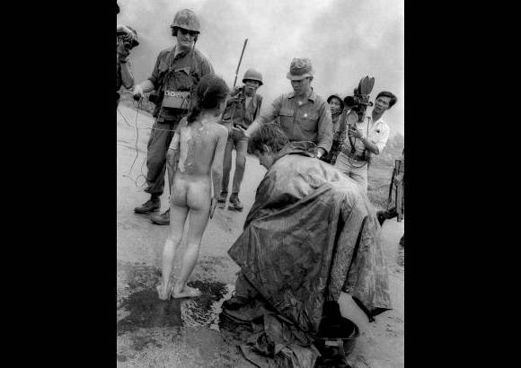 AP - Despu&#233;s de tomar la famosa imagen el fotogr&#225;fo Nick Ut ayud&#243; a la peque&#241;a Kim Phuc.