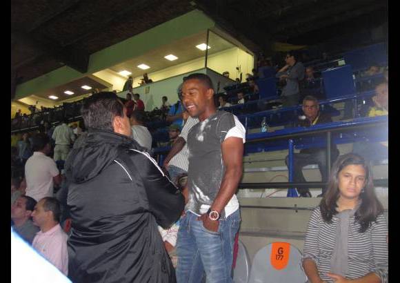 EL COLOMBIANO - Los del fútbol aparecieron por el Atanasio. Dorlan Pabón, volante de Nacional, estuvo en occidental alta y cedió a las fotos. Edgar Pánzer Carvajal, extécnico del DIM, vio el doblete al igual que la dirigencia del Medellín. Otro que estuvo presente fue Óscar Pareja, exjugador del DIM, quien vino desde E.U..