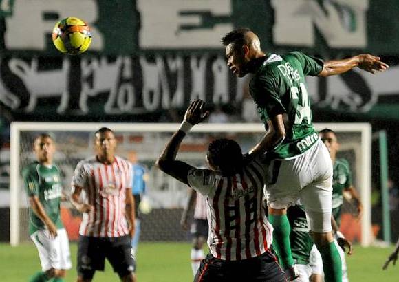 COLPRENSA - En otro clásico, Deportivo Cali salvó un punto en casa contra el recuperado Junior de Barranquilla, que deja a los dos clubes en la pelea de la recta final por estar en la fiesta semifinal, con los azucareros dentro de los 8 y los tiburones en la novena casilla.