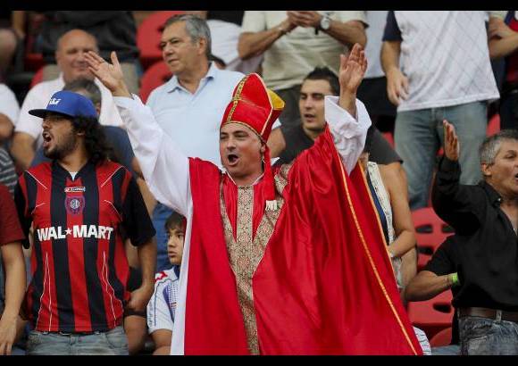 AP - Entre los hinchas de San Lorenzo también se nota el cariño por el Papa Francisco.